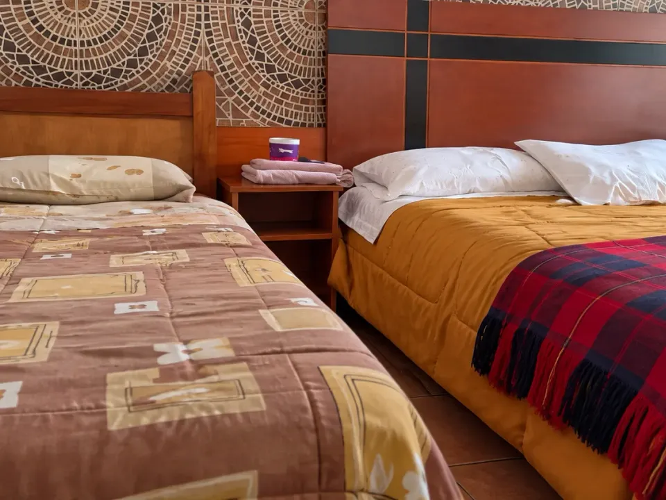 King bed and single bed in the family suite at Hotel Manantial, Churín